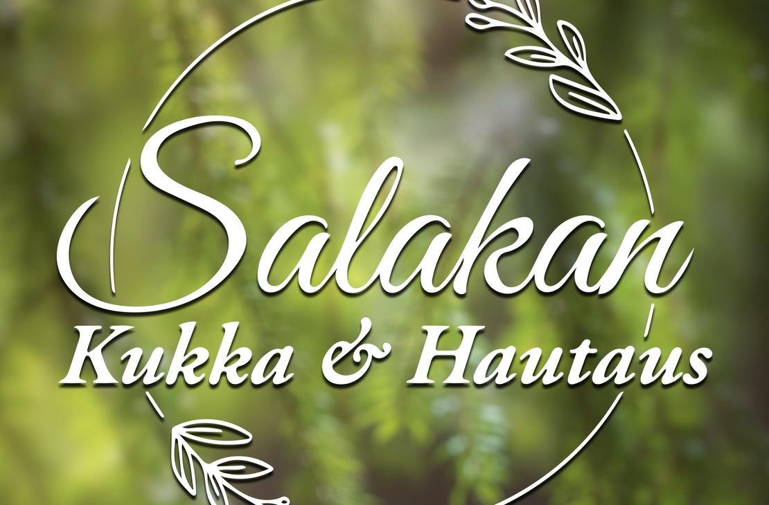Salakan Kukka & Hautaus -yrityksen logo. Logossa on valkoinen, pyöreä kehys, jota koristaa kaksi tyyliteltyä lehti- tai oksapiirrosta. Kehyksen sisällä on valkoisella, kursivoidulla ja koristeellisella fontilla teksti: ylärivillä suuremmalla fontilla "Salakan" ja alarivillä pienemmällä fontilla "Kukka & Hautaus". Kuvan taustalla on epätarkka, pehmeä, vihreä kuva havunneulasista tai kasvillisuudesta.