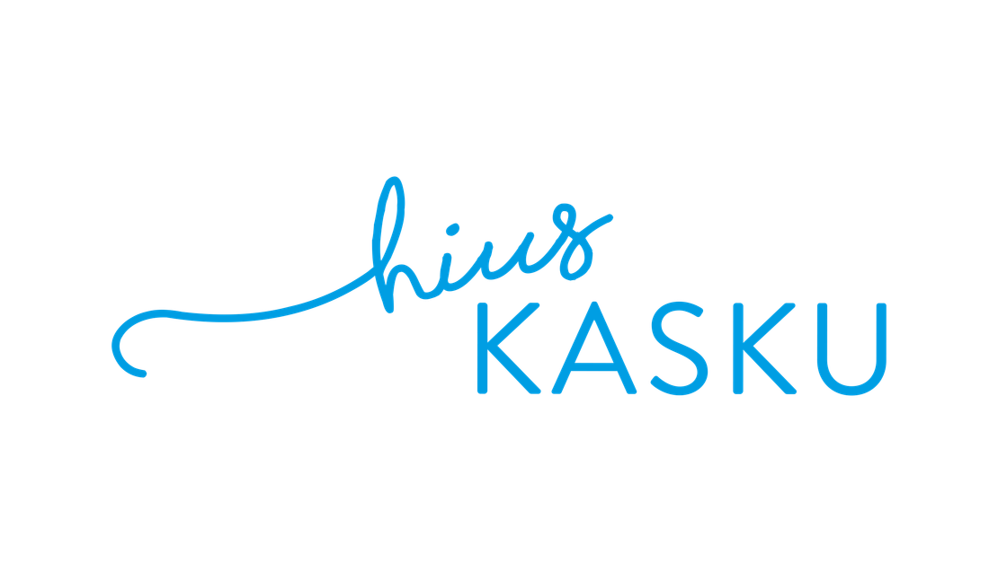 Hius Kasku -yrityksen logo. Yl&auml;rivill&auml; lukee kirkkaan vaaleansinisell&auml;, kursivoidulla ja k&auml;sinkirjoitetun n&auml;k&ouml;isell&auml; fontilla sana "hius", jossa H-kirjain on eritt&auml;in pitk&auml; ja koristeellinen. Sen alapuolella ja oikealla lukee samalla vaaleansinisell&auml;, isoin kirjaimin ja sans-serif-fontilla sana "KASKU". Logo on valkoisella taustalla.
