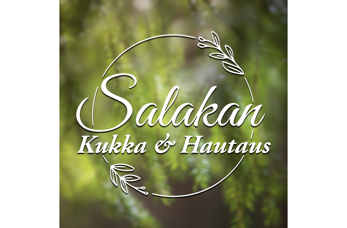 Salakan Kukka & Hautaus -yrityksen logo. Logossa on valkoinen, pyöreä kehys, jota koristaa kaksi tyyliteltyä lehti- tai oksapiirrosta. Kehyksen sisällä on valkoisella, kursivoidulla ja koristeellisella fontilla teksti: ylärivillä suuremmalla fontilla "Salakan" ja alarivillä pienemmällä fontilla "Kukka & Hautaus". Kuvan taustalla on epätarkka, pehmeä, vihreä kuva havunneulasista tai kasvillisuudesta.