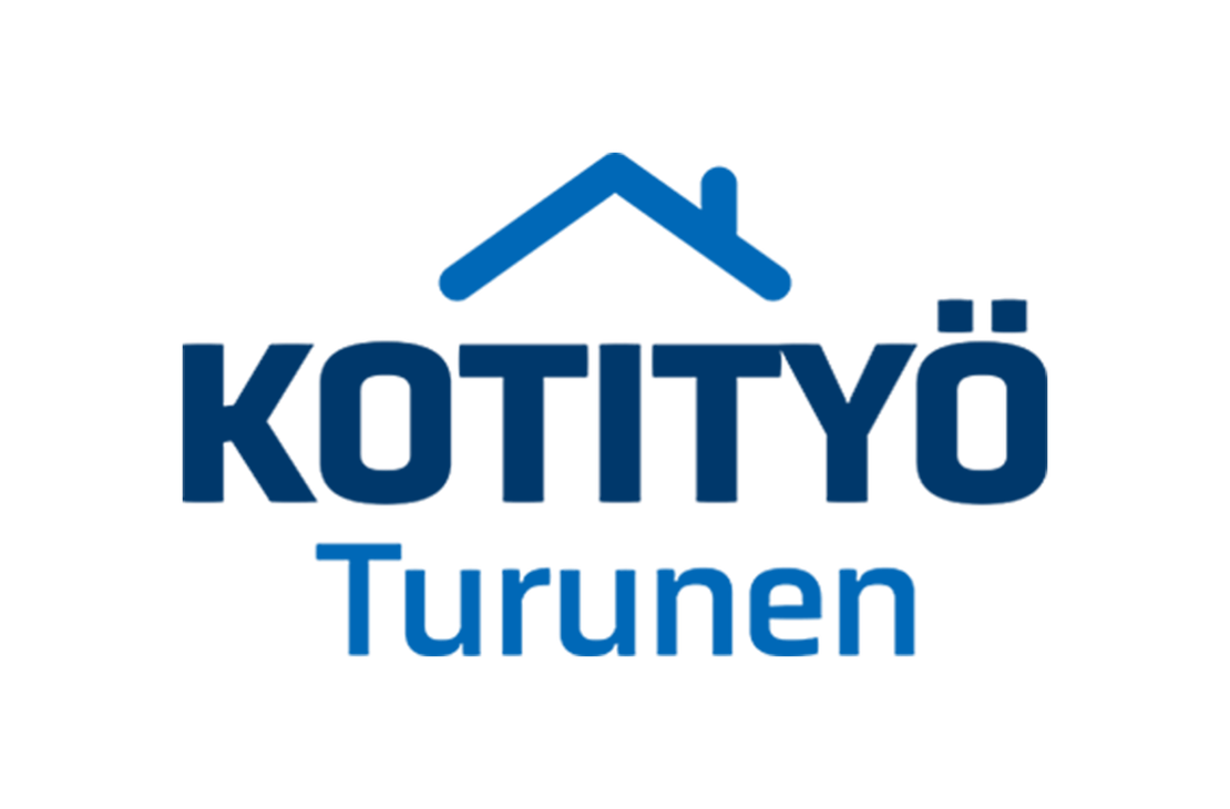 Kotityö Turunen -yrityksen logo. Logossa on tummansininen suorakulmainen pohja, jonka päällä on kirkkaamman sinisellä värillä tyylitelty, käsin kirjoitetun näköinen, kaksi riviä sisältävä teksti. Ylärivillä lukee "Kotityö" ja alarivillä pienemmällä, kursivoidulla fontilla "Turunen". Teksti on osittain piilotettu tummemman sinisen taustan taakse.