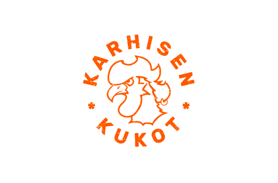 Karhisen Kukot -nimisen yrityksen tai ryhm&auml;n logo. Se on py&ouml;re&auml; tunnus valkoisella pohjalla. Keskell&auml; on tyylitelty, musta-oranssi &auml;&auml;riviivapiirros vihaisen n&auml;k&ouml;isest&auml; kukosta, jolla on kihara tukka. Kukon ymp&auml;rill&auml;, oranssilla, kuluneen n&auml;k&ouml;isell&auml; kirjasimella lukee kaarevasti ylh&auml;&auml;ll&auml; teksti "KARHISEN" ja alhaalla teksti "KUKOT".