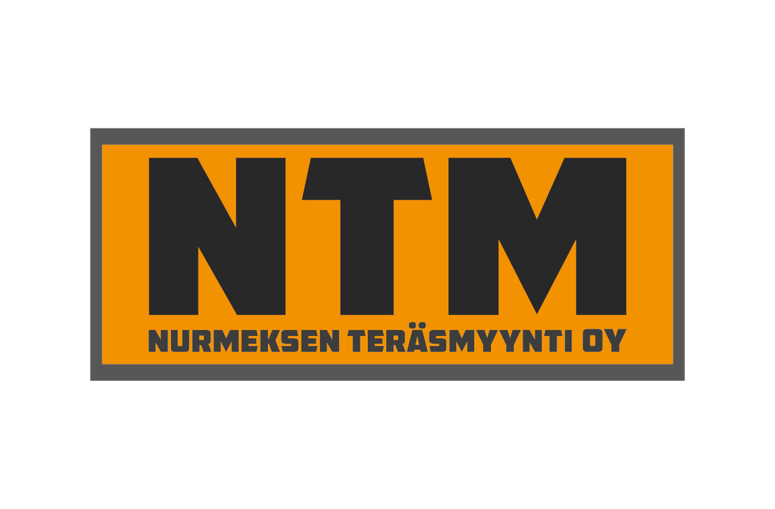 NTM - Nurmeksen Teräsmyynti Oy -yrityksen logo. Logossa on suuri, suorakulmainen oranssi pohja, jota ympäröi tummanharmaa reunus. Oranssin pohjan päällä on suuri, tummanharmaa teksti "NTM" isolla, paksulla fontilla. Tekstin alapuolella, oranssin palkin alareunassa, lukee pienemmällä, tummanharmaalla tekstillä "NURMEKSEN TERÄSMYYNTI OY" isolla fontilla.