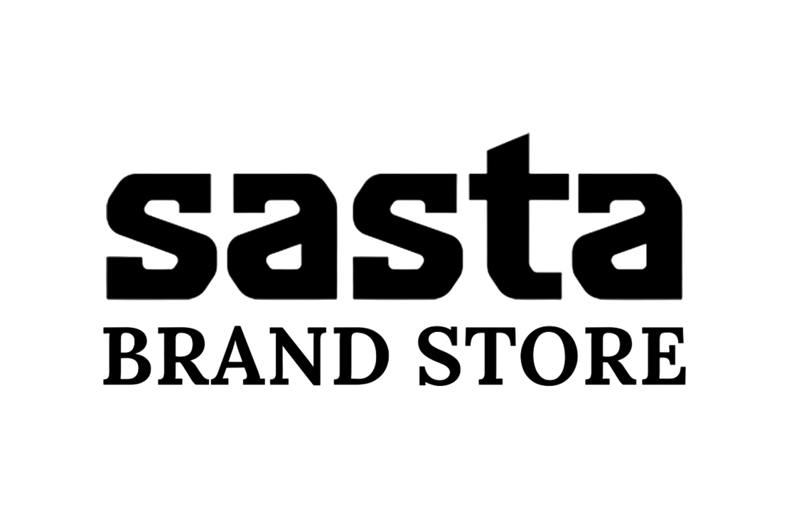 Sasta Brand Store -yrityksen logo mustavalkoisena. Ylärivillä on suuri, musta, paksulla ja moderneilla kirjaimilla kirjoitettu sana "sasta", jossa t-kirjaimen yläosa on tyylitelty. Sen alapuolella on pienemmällä, mustalla serif-fontilla teksti "BRAND STORE". Logo on valkoisella taustalla.