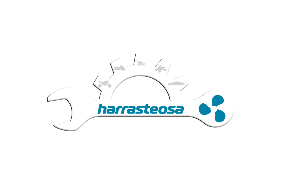 Harrasteosa-yrityksen logo. Logossa on suuri, valkoinen, tyylitelty hammasratas, joka on yhdistetty kiintoavaimeen (ratas kiintoavaimen keskiosana). Rataskuvion sisällä on pieniä, harmaita siluetteja erilaisista harrasteajoneuvoista tai laitteista: moottorikelkka, ruohonleikkuri, mönkijä ja vene. Kiintoavaimen oikeassa päässä on sinivihreä potkurisymboli. Hammasrattaan alapuolella, kiintoavaimen päällä, lukee sinivihreällä tekstillä "harrasteosa". Logo on tummanvihreällä taustalla.