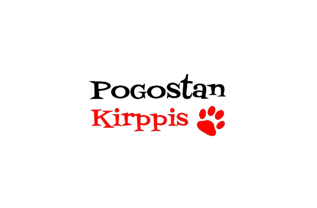 Pogostan Kirppis -kirpputorin logo. Logo koostuu kahdesta tekstirivistä: ylhäällä mustalla fontilla lukee "Pogostan" ja alhaalla punaisella, lihavoidulla fontilla "Kirppis". Sanan "Kirppis" oikealla puolella on punainen, tyylitelty eläimen tassunjälki-kuva. Logo on valkoisella taustalla.