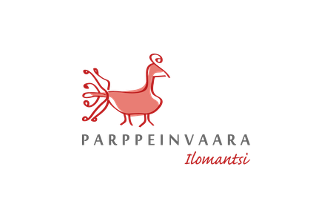 Parppeinvaara-kulttuurikohteen logo. Siinä on tyylitelty, pikselöity tai kansanperinteestä inspiroitunut vaaleanpunainen tai punainen lintu, todennäköisesti kukko tai tarulintu, mustalla pohjalla. Linnun alapuolella on teksti "PARPPEINVAARA" harmaalla, ja sen alla on pienemmällä fontilla punaisella teksti "Ilomantsi".