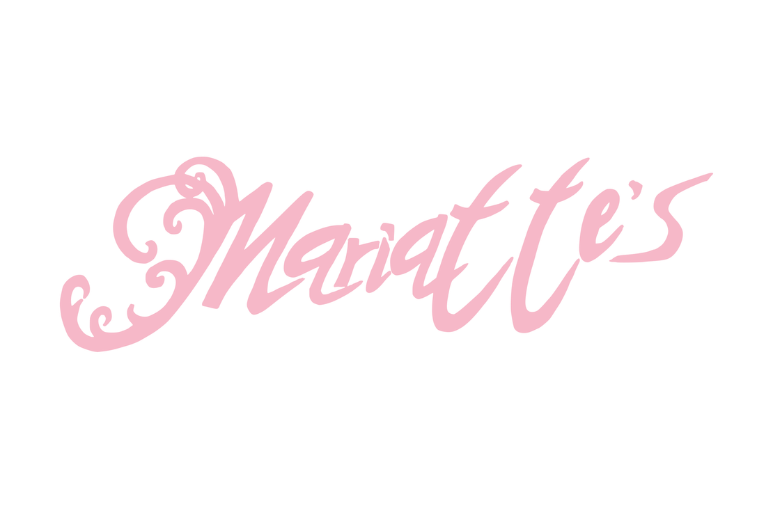 Mariatte's-yrityksen logo, jossa nimi on kirjoitettu suurella, koristeellisella, k&auml;sin piirretyn tyylisell&auml;, vaaleanpunaisella fontilla. Kirjaimissa on paljon py&ouml;reit&auml;, kiemurtelevia koukeroita, erityisesti M-kirjaimessa. Logo on mustalla taustalla.