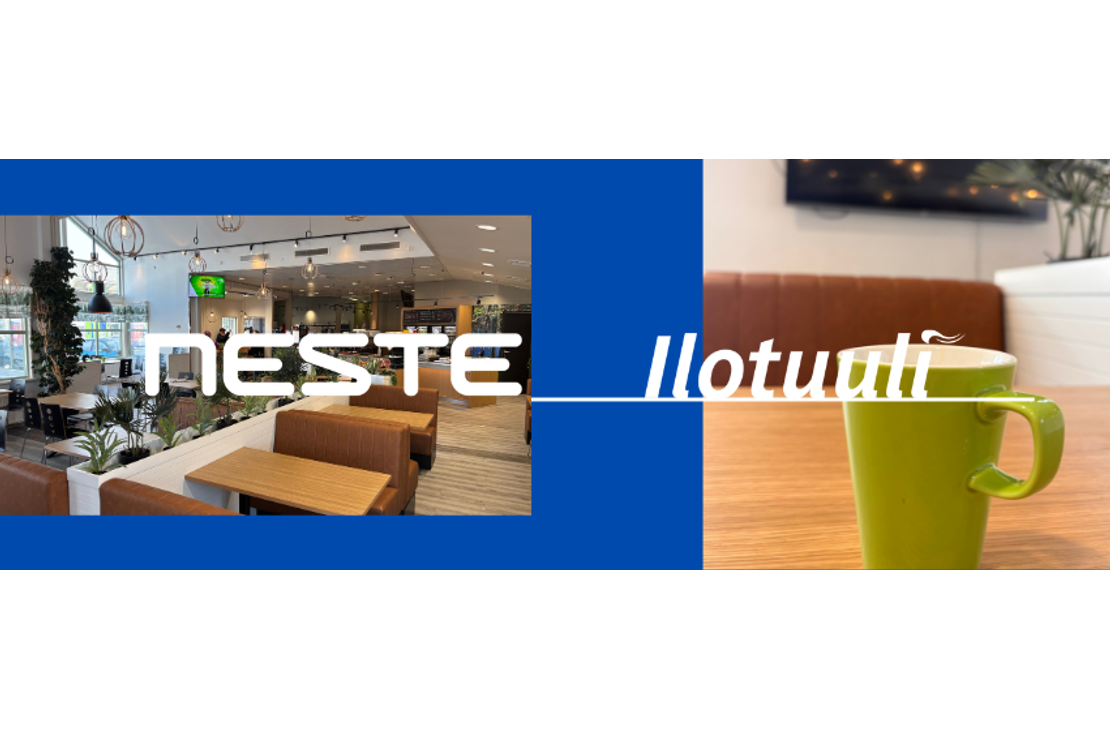 Ulkokuva lumisesta Neste Iilotuuli -huoltoasemasta, jonka edess&auml; on opastetaulu palveluista kuten huolto, lounas ja kahvila. Kuvan yl&auml;reunassa on Neste Iilotuuli -logo sinisell&auml; pohjalla.