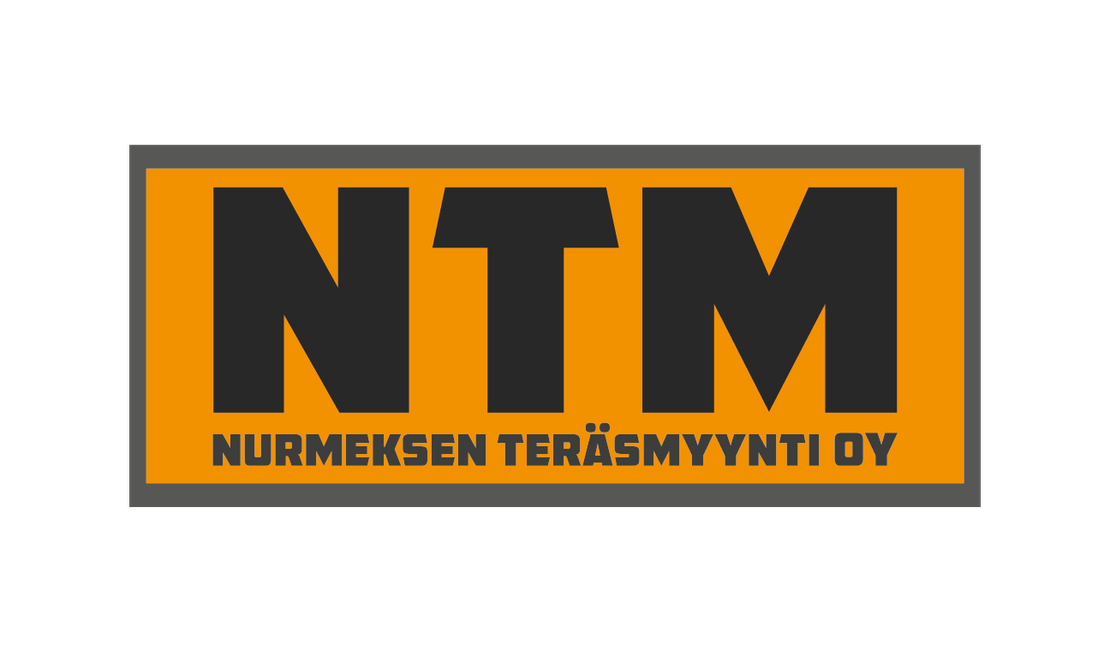 NTM - Nurmeksen Teräsmyynti Oy -yrityksen logo. Logossa on suuri, suorakulmainen oranssi pohja, jota ympäröi tummanharmaa reunus. Oranssin pohjan päällä on suuri, tummanharmaa teksti "NTM" isolla, paksulla fontilla. Tekstin alapuolella, oranssin palkin alareunassa, lukee pienemmällä, tummanharmaalla tekstillä "NURMEKSEN TERÄSMYYNTI OY" isolla fontilla.