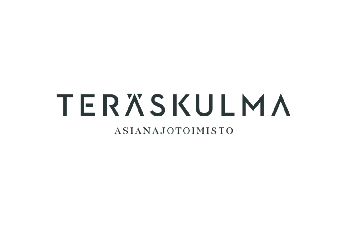 Teräskulma Asianajotoimisto -yrityksen logo. Logossa on tummanharmaa, isoin kirjaimin kirjoitettu teksti "TERÄSKULMA". A-kirjaimessa on tyylitelty, kulmikas X:n kaltainen muoto. Tekstin alapuolella lukee pienemmällä, tummanharmaalla tekstillä "ASIANAJO TOIMISTO" (tai yhdistettynä). Logo on sijoitettu mustalle taustalle.