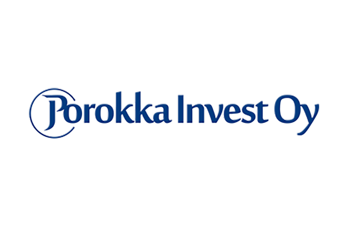Porokka Invest Oy -yrityksen logo. Logossa on tummansininen, vaakasuora palkki. Palkin päällä lukee valkoisella, tyylitellyllä, kohollaan olevalla fontilla teksti "Porokka Invest Oy". P-kirjaimen ympärillä on pyöreä kehys.