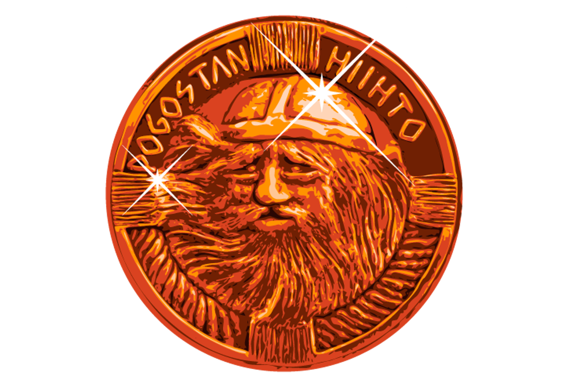 Pogostan Hiihto -tapahtuman logo tai tunnus, joka on muotoiltu pronssisen tai kuparinvärisen mitalin tai kolikon kaltaiseksi. Tunnuksen keskellä on karhunkarvahatun kaltainen päähine, parta ja vakava ilme. Yläosassa, kolikon reunalla, lukee kaarevasti kohokuviona teksti "POGOSTAN HIIHTO". Tunnuksessa on muutamia kirkkaita valonheijastuksia tai tähtiä luomassa kiiltoefektiä.