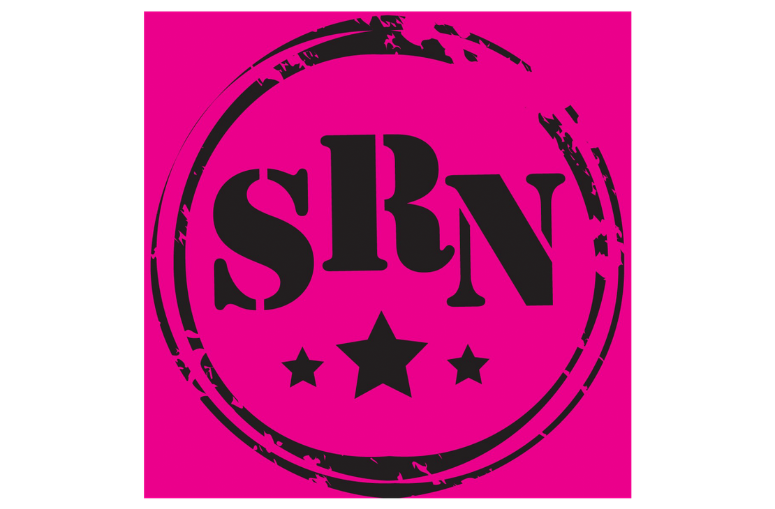 Logo, jossa on suuri, pinkki neliömäinen tausta. Taustan keskellä on musta, kulunut leimasimen näköinen rengas. Rengaskuvion sisällä on suuret, paksut, mustat kirjaimet "SRN". Kirjainten alapuolella on kolme mustaa tähteä, joista keskimmäinen on suurin.
