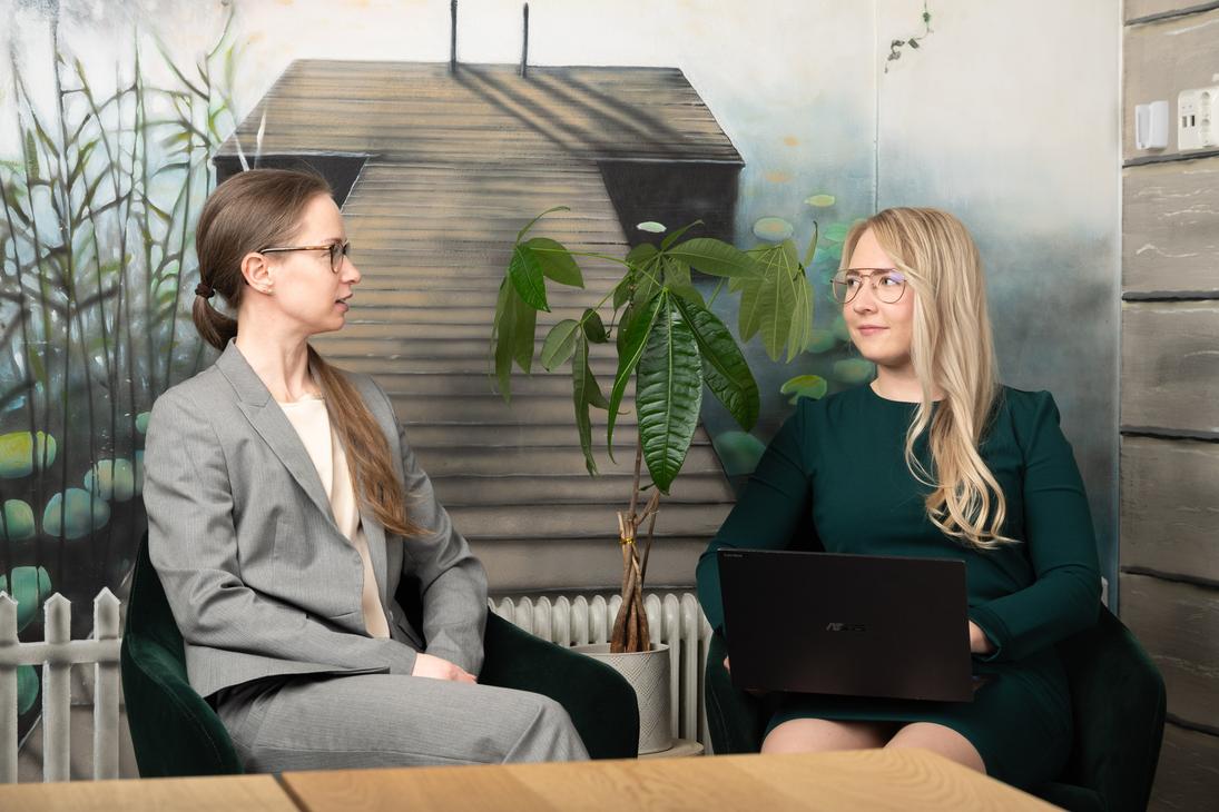 Teräskulman asianajotoimiston henkilöt istumassa ja keskustelemassa.