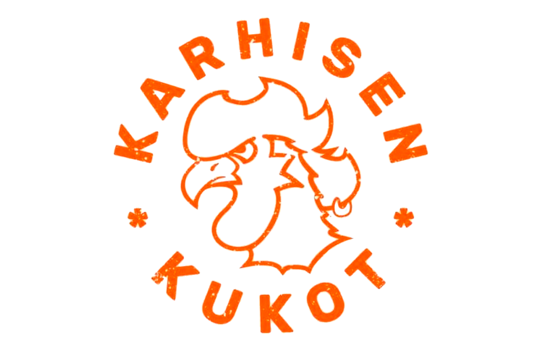 Karhisen Kukot -nimisen yrityksen tai ryhmän logo. Se on pyöreä tunnus valkoisella pohjalla. Keskellä on tyylitelty, musta-oranssi ääriviivapiirros vihaisen näköisestä kukosta, jolla on kihara tukka. Kukon ympärillä, oranssilla, kuluneen näköisellä kirjasimella lukee kaarevasti ylhäällä teksti "KARHISEN" ja alhaalla teksti "KUKOT".