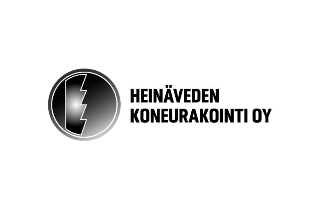 Heinäveden Koneurakointi Oy -yrityksen logo. Vasemmalla on pyöreä, mustavalkoinen tunnus, jossa on tyylitelty, musta-harmaa-valkoinen salamanmuotoinen kuvio tai E-kirjain pyöreän kehyksen sisällä. Oikealla on kaksi riviä mustaa, lihavoitua, isoin kirjaimin kirjoitettua tekstiä: ylärivillä "HEINÄVEDEN" ja alarivillä "KONEURAKOINTI OY". Logo on valkoisella taustalla.