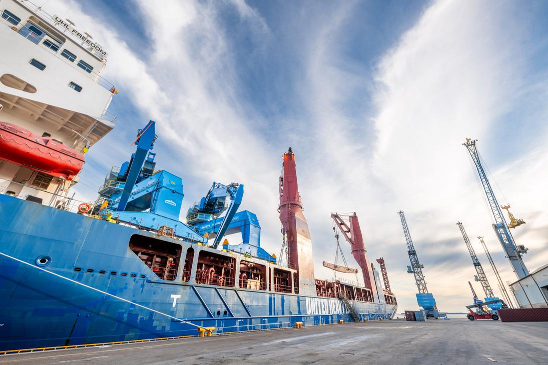 Mantsisen kaksi materiaalinkäsittelykonetta nostettu laivan kyytiin.