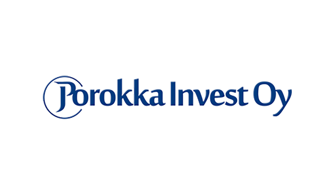 Porokka Invest Oy -yrityksen logo. Logossa on tummansininen, vaakasuora palkki. Palkin päällä lukee valkoisella, tyylitellyllä, kohollaan olevalla fontilla teksti "Porokka Invest Oy". P-kirjaimen ympärillä on pyöreä kehys.