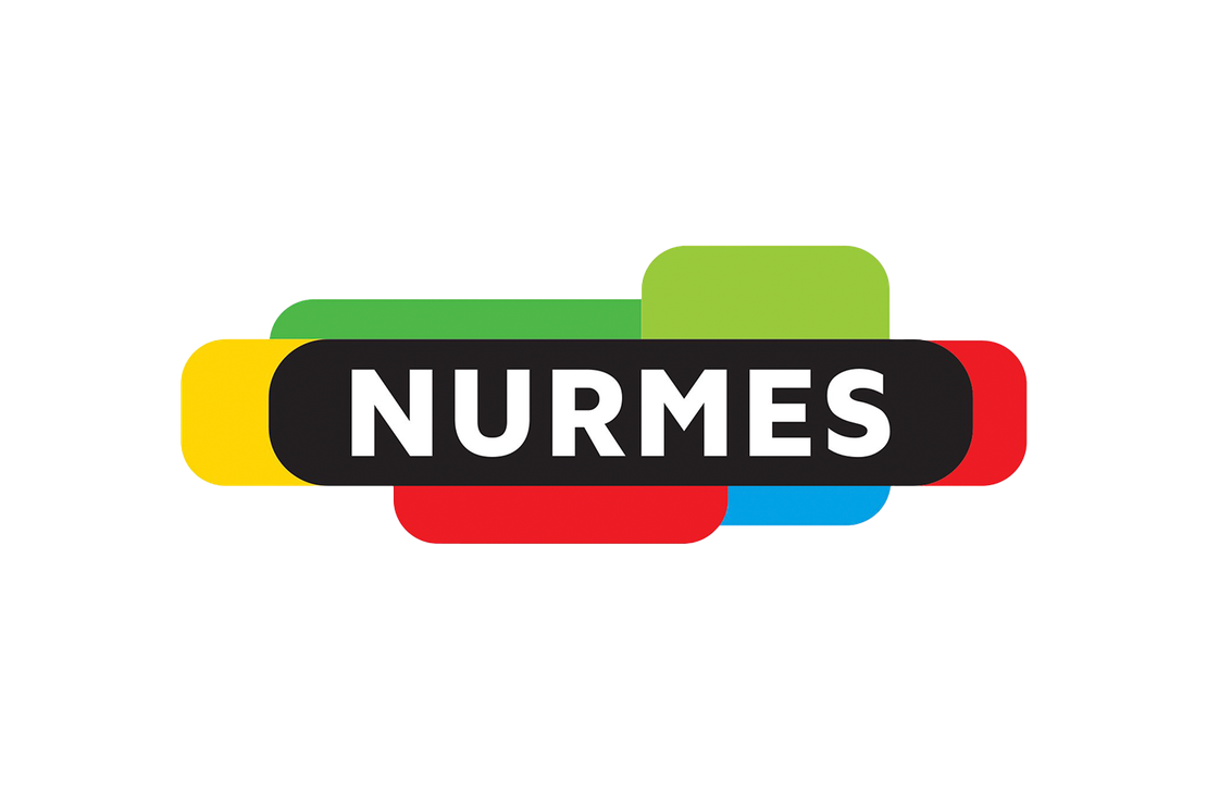 Nurmes-kaupungin tai -alueen logo. Logossa on suuri, musta, py&ouml;ristetty suorakulmio, jonka sis&auml;ll&auml; on valkoinen, isoin kirjaimin kirjoitettu teksti "NURMES". Mustan muodon takana on p&auml;&auml;llekk&auml;in aseteltuja, py&ouml;ristettyj&auml; suorakulmioita kirkkaissa v&auml;reiss&auml;: keltainen, vihre&auml;, punainen ja sininen. Logo on valkoisella taustalla.