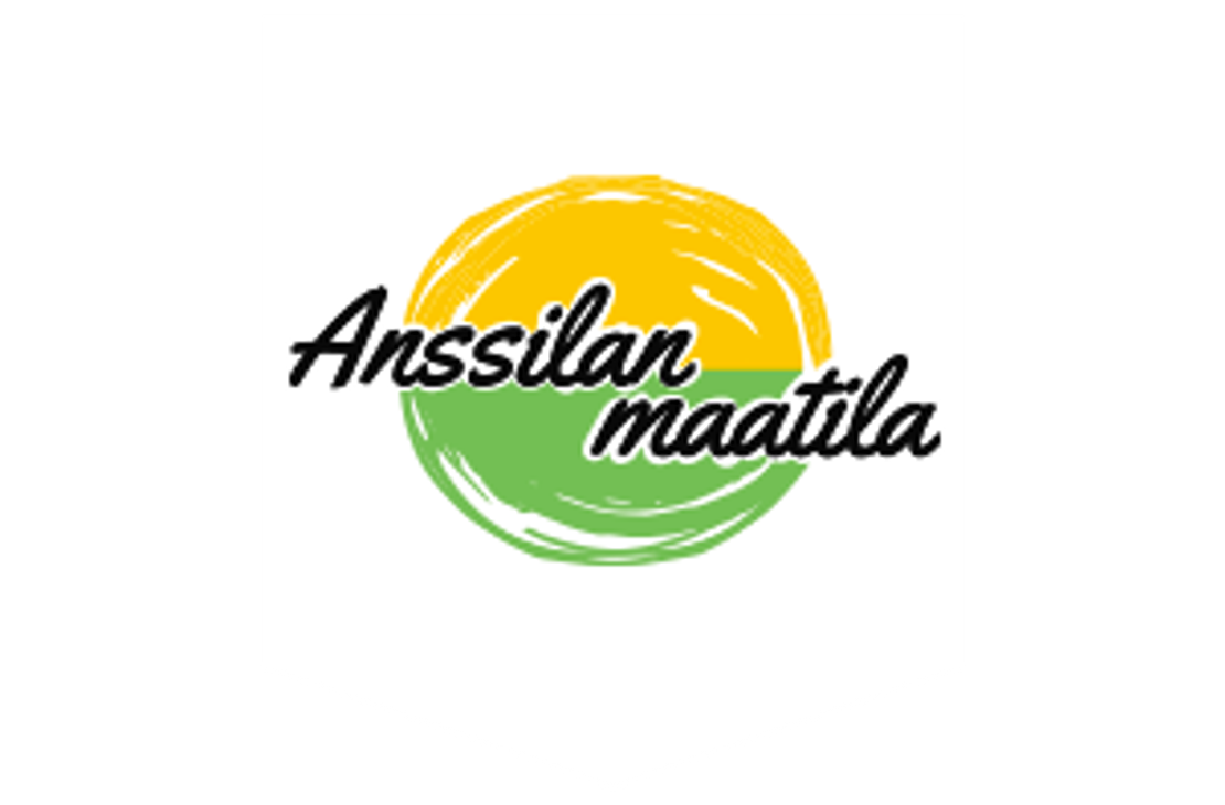 Anssilan maatila -logo. Logo on ympyrän muotoinen ja jaettu vaakasuunnassa kahteen osaan: yläosa on keltainen ja alaosa vaaleanvihreä, molemmat harjattua tai karkeaa tyyliä. Keskellä lukee tummalla, kursiivilla tekstillä "Anssilan maatila", siten että "Anssilan" on keltaisella pohjalla ja "maatila" on vihreällä pohjalla. Logo on valkoisella taustalla.