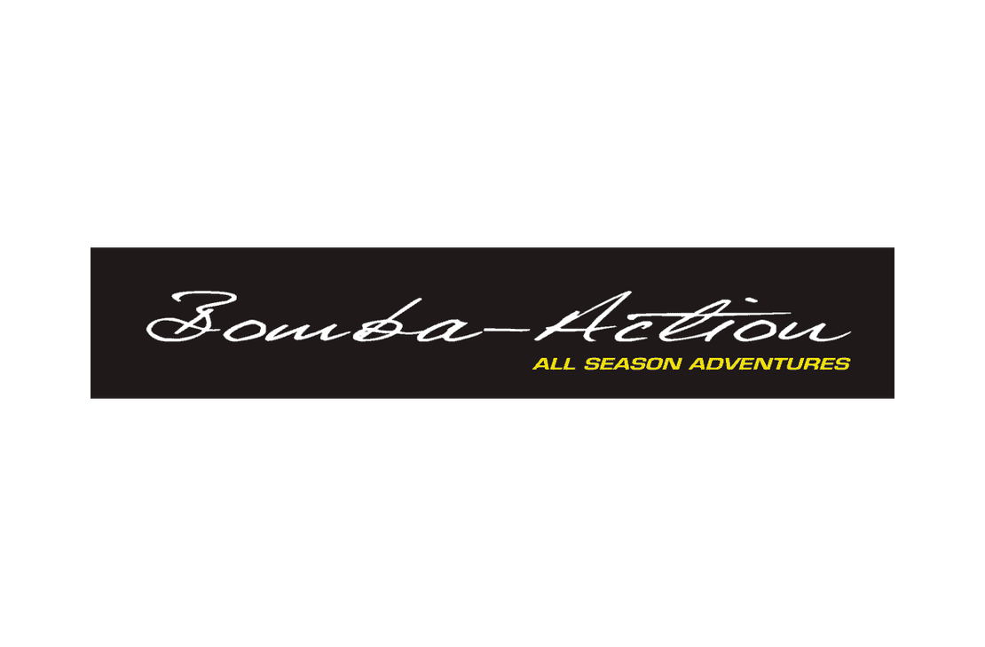 Bomba-Action All Season Adventures -yrityksen logo. Logossa on musta vaakasuora palkki. Palkin yläosassa lukee valkoisella, kursivoidulla ja käsinkirjoitetun näköisellä fontilla teksti "Bomba-Action". Sen alapuolella on pienemmällä, keltaisella, isoin kirjaimin kirjoitettu teksti "ALL SEASON ADVENTURES". Logo on sijoitettu valkoiselle taustalle.