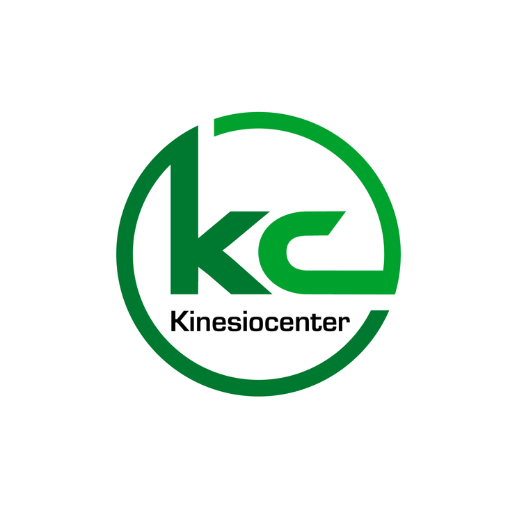 Kinesiocenter-yrityksen logo. Logossa on suuri, valkoisella ja vihre&auml;ll&auml; erotettu, tummanvihre&auml; ulkokehys. Kehyksen sis&auml;ll&auml; on tyylitelty, isoin kirjaimin kirjoitettu tunnus "KC" kirkkaanvihre&auml;ll&auml;. Kirjainten alapuolella lukee mustalla tekstill&auml; "Kinesiocenter". Logo on sijoitettu tummanvihre&auml;lle taustalle.