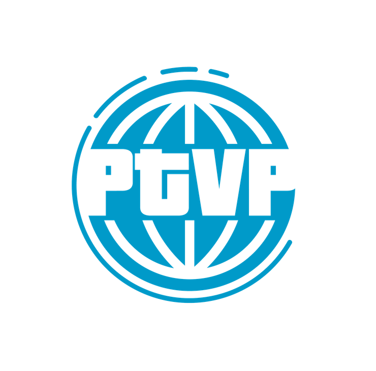 Pogostan Tietoverkkopalvelut Oy (PTVP) -logo, jossa on suuri, vaaleansininen, tyylitelty maapallon tai pallon muotoinen ristikko. Ristikon päällä on suuret, paksut, valkoiset kirjaimet "PTVP". Logon ympärillä on katkoviiva-efektiä. Logo on valkoisella taustalla.