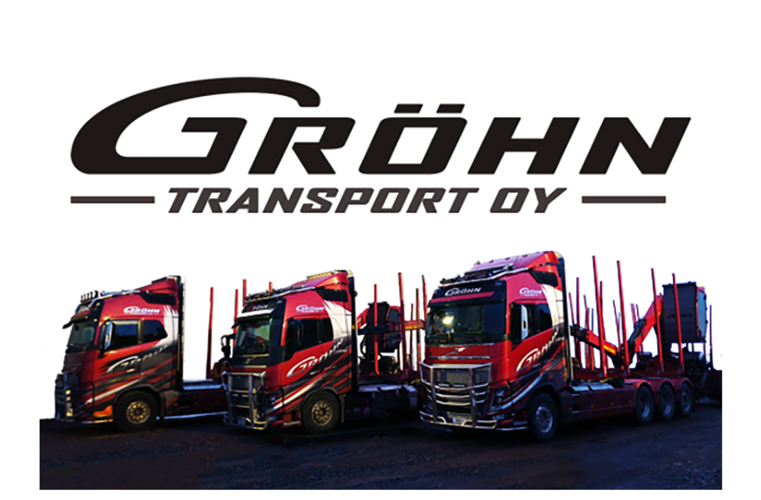Gröhn Transport Oy -yrityksen logo ja kalusto. Yläosassa on tummanharmaa teksti: isoin, lihavoiduin, kursivoiduin kirjaimin teksti "GRÖHN" ja sen alapuolella ohuempi, viivoilla kehystetty teksti "TRANSPORT OY". Logon alapuolella on kuva kolmesta yrityksen punaisesta puutavara-autosta tai kuorma-autosta rivissä, joissa on kiiltävät kromiosat ja tyylitelty teippaus. Kuva on otettu matalalta kulmalta mustaa taustaa vasten.