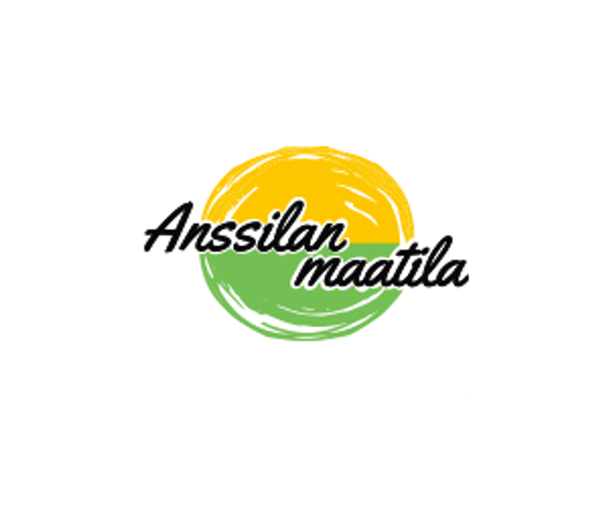 Anssilan maatila -logo. Logo on ympyrän muotoinen ja jaettu vaakasuunnassa kahteen osaan: yläosa on keltainen ja alaosa vaaleanvihreä, molemmat harjattua tai karkeaa tyyliä. Keskellä lukee tummalla, kursiivilla tekstillä "Anssilan maatila", siten että "Anssilan" on keltaisella pohjalla ja "maatila" on vihreällä pohjalla. Logo on valkoisella taustalla.