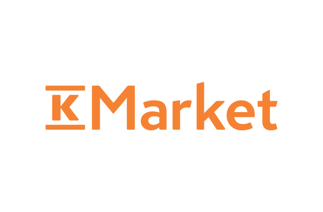 K-Market-kauppaketjun logo. Logossa on oranssi teksti mustalla taustalla. Kirjain "K" on tyylitelty ja siinä on vaakasuora viiva yläosassa, ja sen vieressä lukee "Market" pienemmällä fontilla. Koko logo on yhtenä oranssina elementtinä.