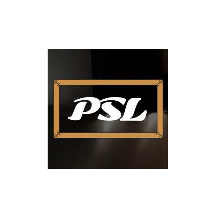 PSL-tunnuksen logo. Logossa on vaaleanruskea, nelikulmainen kehys, joka on kiinnitetty kulmistaan niiteillä tai ruuveilla. Kehyksen sisällä on suuri, valkoinen, kursivoitu ja lihavoitu teksti "PSL". Tausta on tumma, kiiltävä, mustan ja harmaan sävyinen pinta.