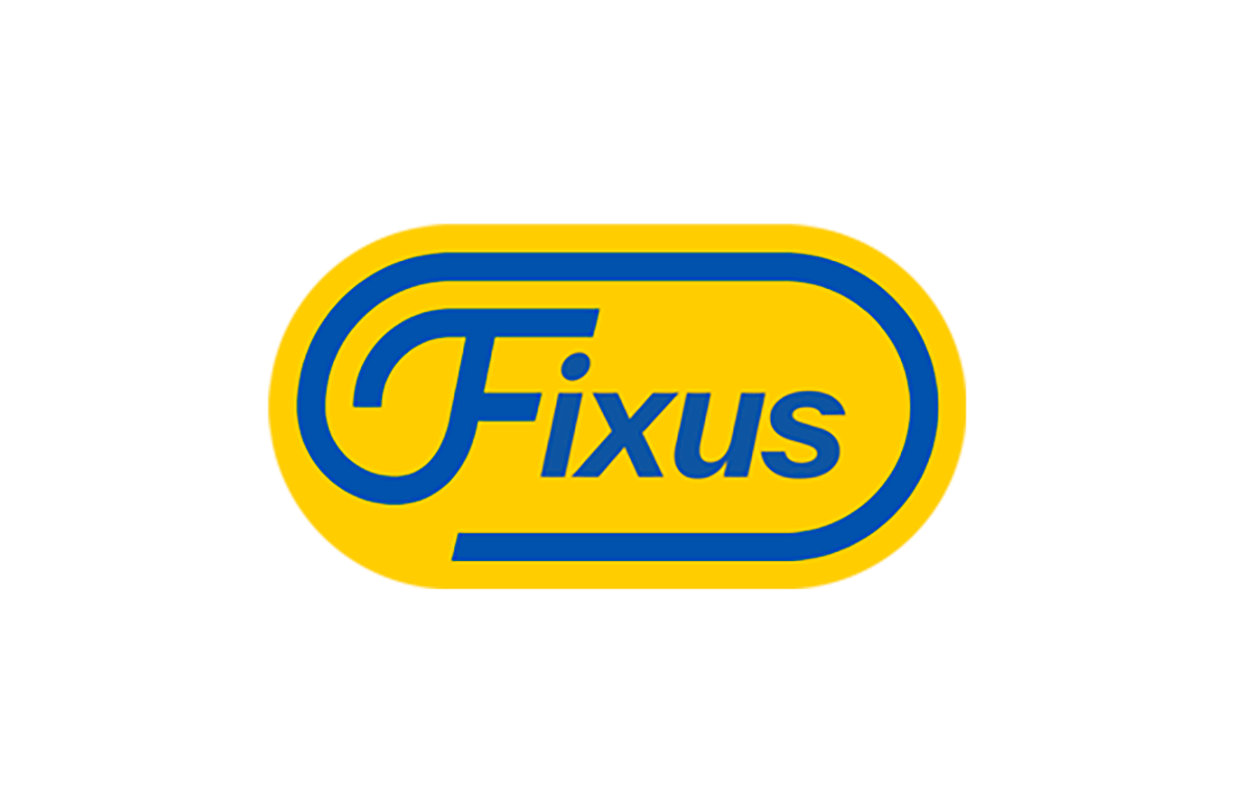Fixus-kauppaketjun logo. Logossa on tummansininen, pyöristetty soikea kehys, jonka sisällä on tummansinisellä kursiivifontilla sana "Fixus". Kehyksen toinen puoli muodostaa F-kirjaimen yläosan. Logossa on kirkkaan keltainen tausta.