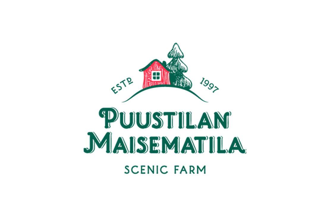 Puustilan Maisematila -yrityksen logo. Logossa on tummanvihreällä tontilla seisova punainen mökki ja sen takana tummanvihreä kuusi. Maisemakuvan yläpuolella kaareutuu tummanruskea teksti "EST. 1997". Tontin alapuolella on suuri, tummanvihreä teksti "PUUSTILAN MAISEMATILA" ja alimpana pienempi, tummanvihreä teksti "SCENIC FARM". Logo on mustalla taustalla.