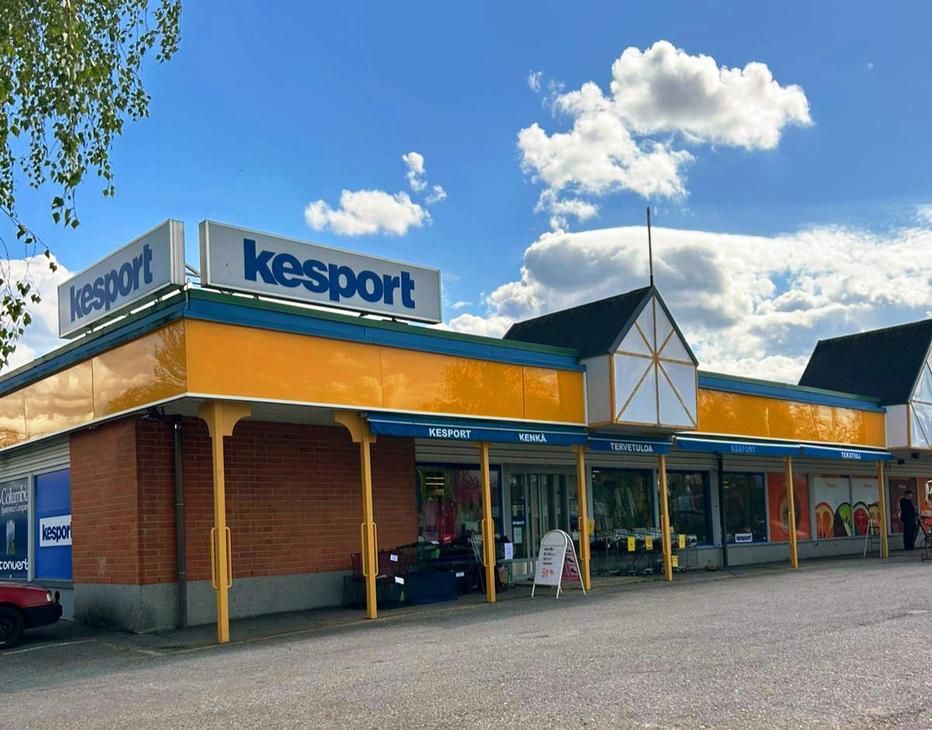 Kesport-urheilukaupan liikerakennus aurinkoisena p&auml;iv&auml;n&auml;. Rakennuksessa on keltainen julkisivu, sininen reunus ja katolla suuret Kesport-kyltit.