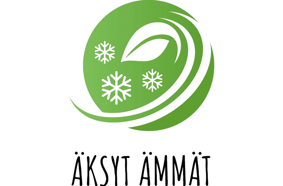 Äksyt Ämmät -yrityksen logo. Logon yläosassa on pyöreä, vihreä tunnus, joka edustaa luontoa ja liikettä. Tunnuksessa on valkoinen, tyylitelty lehti ja kolme lumihiutaletta, joiden ympärillä kiertää valkoisia aaltoilevia viivoja. Lumihiutaleet viittaavat talveen tai luonnonolosuhteisiin. Tunnuksen alapuolella lukee isolla, mustalla, leikkisällä, käsinpiirretyllä fontilla teksti "ÄKSYT ÄMMÄT".