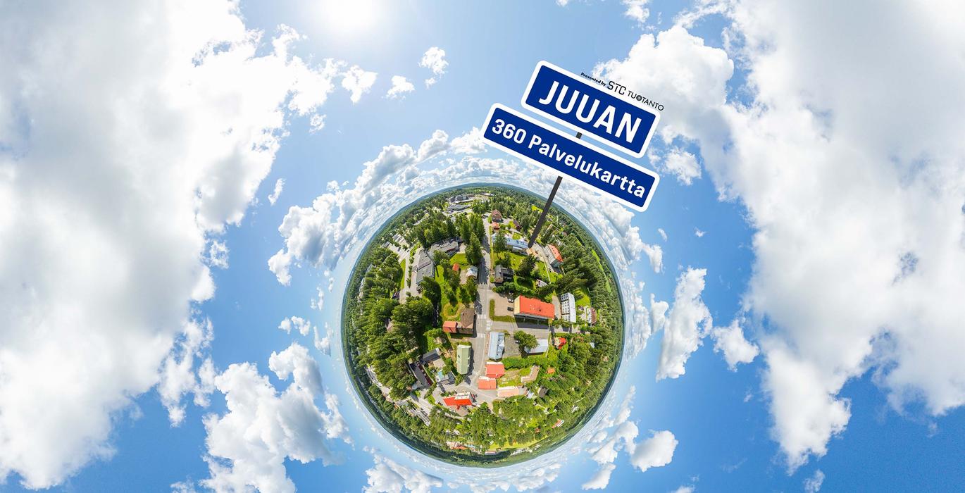 "Tiny planet" -tyylinen 360-ilmakuva Juuan keskustaajamasta vehreiden puiden keskelt&auml;, kirkkaan, pilvisen taivaan ja auringon ymp&auml;r&ouml;im&auml;n&auml;. Taivaalla on kyltti, jossa lukee "JUUAN 360 Palvelukartta".
