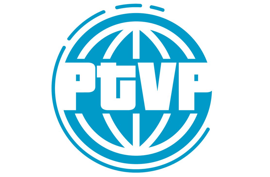 Pogostan Tietoverkkopalvelut Oy (PTVP) -logo, jossa on suuri, vaaleansininen, tyylitelty maapallon tai pallon muotoinen ristikko. Ristikon päällä on suuret, paksut, valkoiset kirjaimet "PTVP". Logon ympärillä on katkoviiva-efektiä. Logo on valkoisella taustalla.