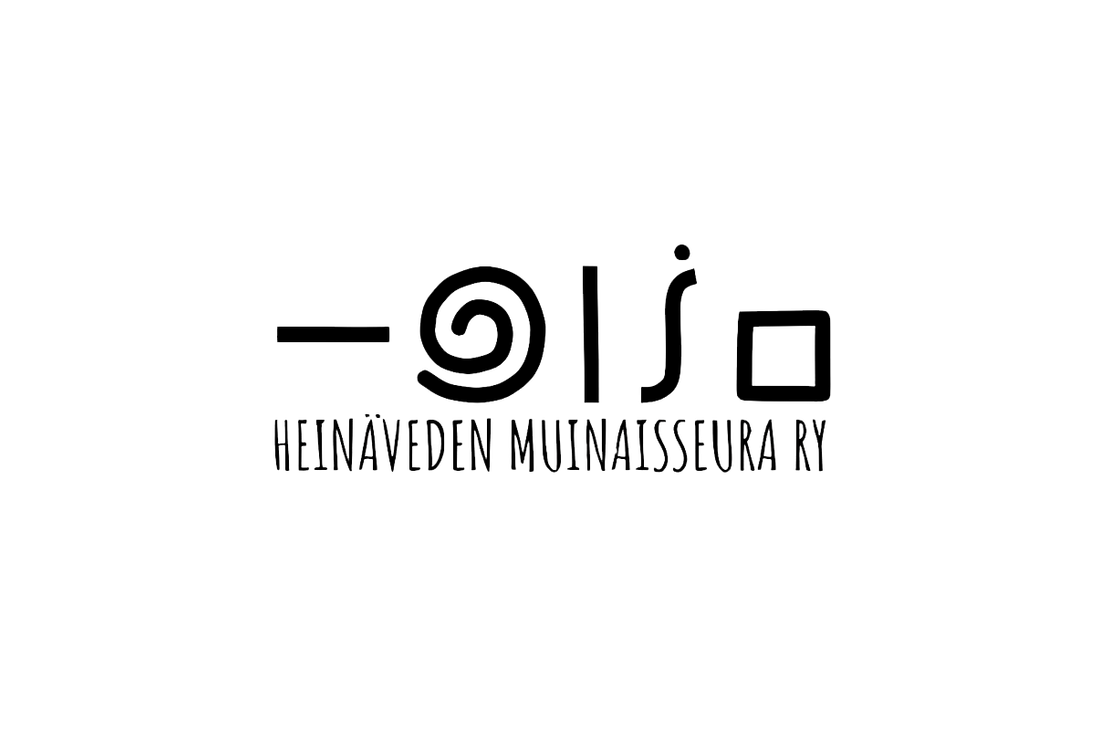 Heinäveden Muinaisseura ry -yhdistyksen logo. Yläosassa on musta, minimalistinen kuvio, joka koostuu viivasta, spiraalista, kahdesta pystysuorasta viivasta (muistuttaen kirjaimia L ja I), J-kirjaimesta ja neliön ääriviivasta. Kuvio saattaa viitata muinaisiin symboleihin. Kuvan alapuolella lukee mustalla, isoin kirjaimin kirjoitetulla tekstillä "HEINÄVEDEN MUINAISSEURA RY". Logo on valkoisella taustalla.