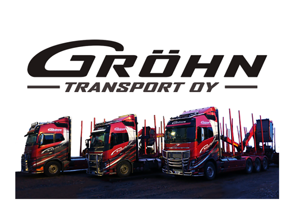 Gröhn Transport Oy -yrityksen logo ja kalusto. Yläosassa on tummanharmaa teksti: isoin, lihavoiduin, kursivoiduin kirjaimin teksti "GRÖHN" ja sen alapuolella ohuempi, viivoilla kehystetty teksti "TRANSPORT OY". Logon alapuolella on kuva kolmesta yrityksen punaisesta puutavara-autosta tai kuorma-autosta rivissä, joissa on kiiltävät kromiosat ja tyylitelty teippaus. Kuva on otettu matalalta kulmalta mustaa taustaa vasten.
