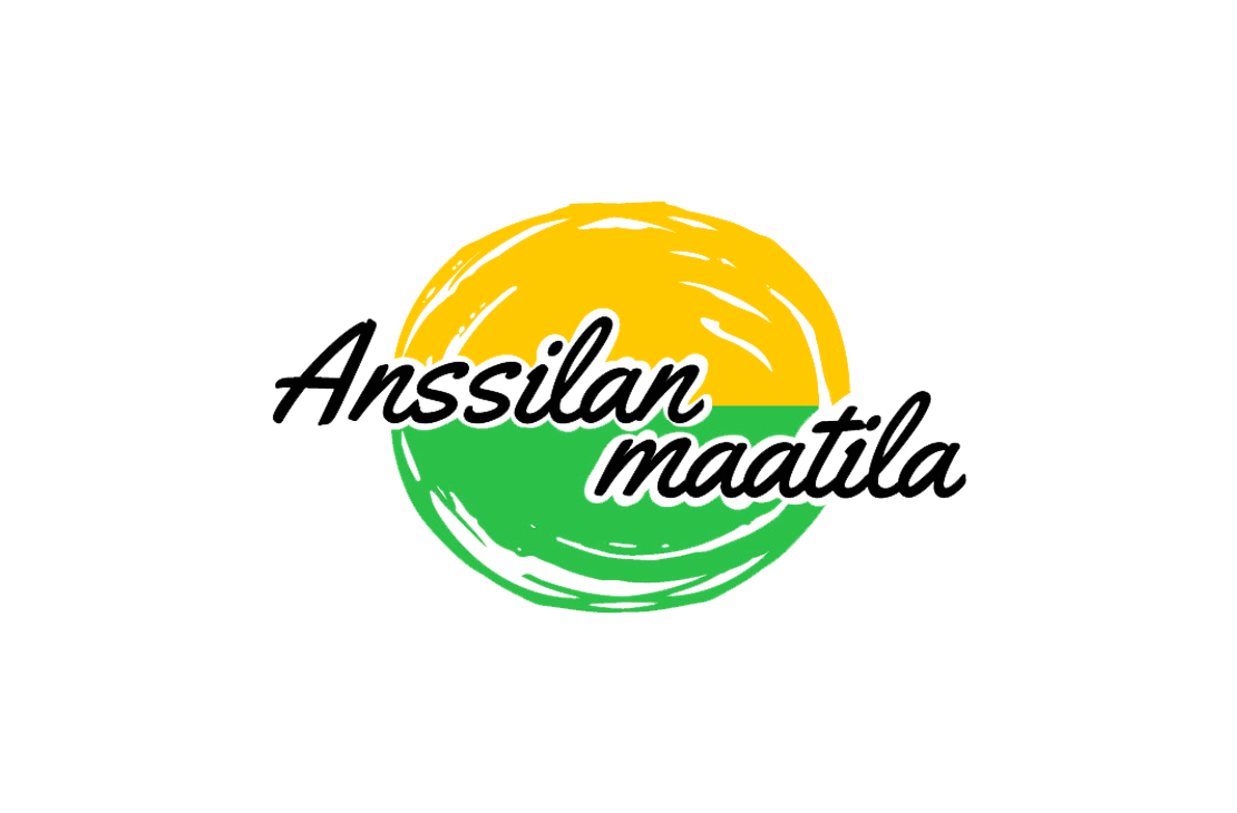 Anssilan maatila -logo. Logo on ympyr&auml;n muotoinen ja jaettu vaakasuunnassa kahteen osaan: yl&auml;osa on keltainen ja alaosa vaaleanvihre&auml;, molemmat harjattua tai karkeaa tyyli&auml;. Keskell&auml; lukee tummalla, kursiivilla tekstill&auml; "Anssilan maatila", siten ett&auml; "Anssilan" on keltaisella pohjalla ja "maatila" on vihre&auml;ll&auml; pohjalla. Logo on valkoisella taustalla.