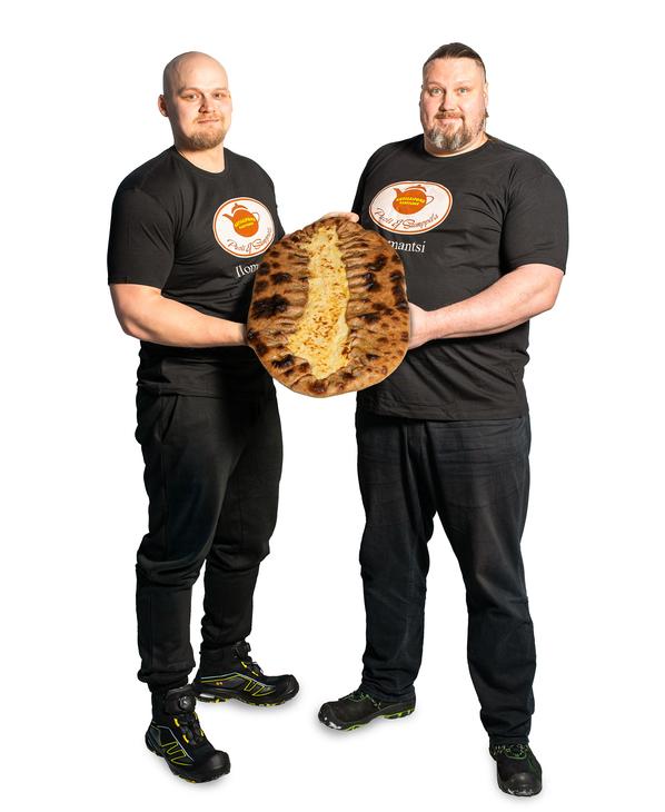 Mika Törrö ja Jesse Pynnönen pitelevät Eeva Karttusen piirakkaa.