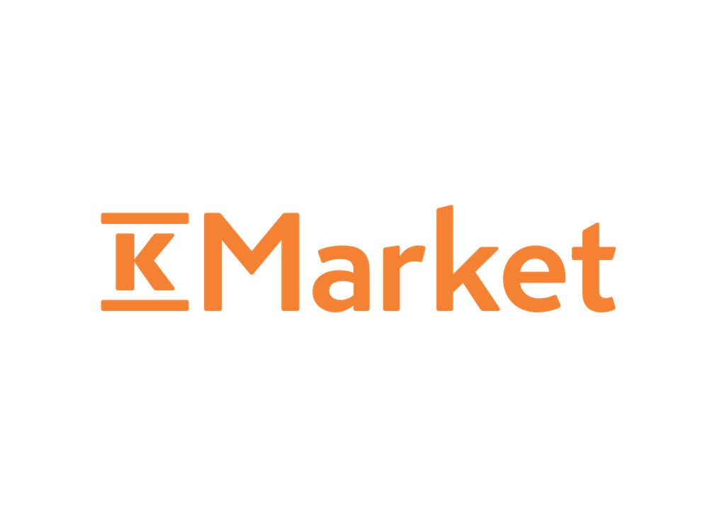 K-Market-kauppaketjun logo. Logossa on oranssi teksti mustalla taustalla. Kirjain "K" on tyylitelty ja siin&auml; on vaakasuora viiva yl&auml;osassa, ja sen vieress&auml; lukee "Market" pienemm&auml;ll&auml; fontilla. Koko logo on yhten&auml; oranssina elementtin&auml;.