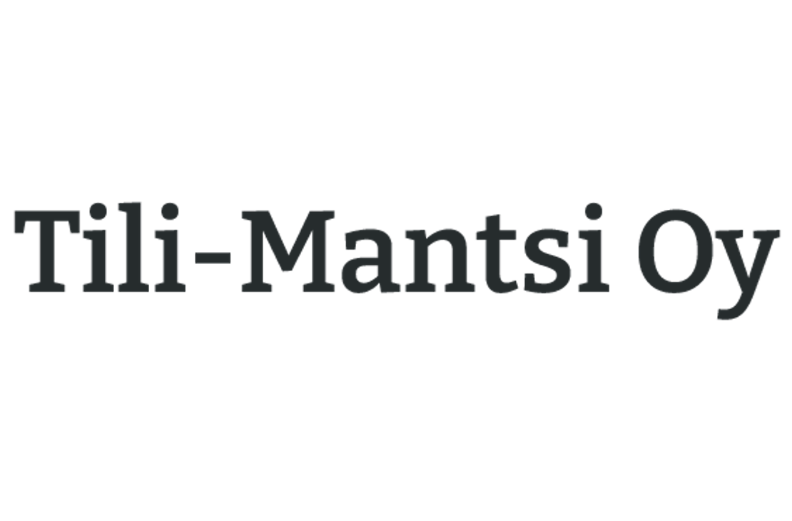 Tili-Mantsi Oy -yrityksen logo. Logossa on tummanharmaa teksti "Tili-Mantsi Oy" isolla, paksulla serif-fontilla. Logo on sijoitettu mustalle taustalle.