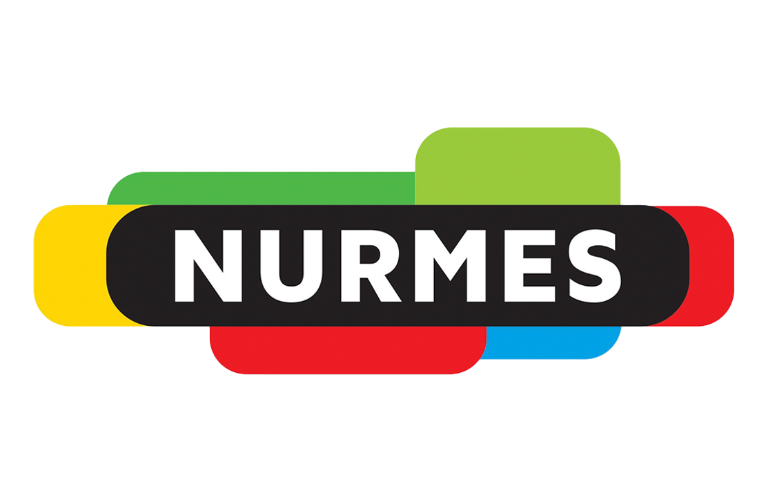 Nurmes-kaupungin tai -alueen logo. Logossa on suuri, musta, py&ouml;ristetty suorakulmio, jonka sis&auml;ll&auml; on valkoinen, isoin kirjaimin kirjoitettu teksti "NURMES". Mustan muodon takana on p&auml;&auml;llekk&auml;in aseteltuja, py&ouml;ristettyj&auml; suorakulmioita kirkkaissa v&auml;reiss&auml;: keltainen, vihre&auml;, punainen ja sininen. Logo on valkoisella taustalla.