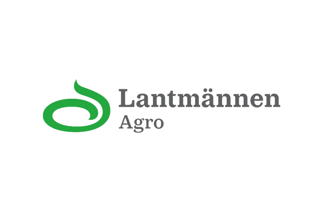 Lantm&auml;nnen Agro -yrityksen logo. Logossa on vasemmalla tyylitelty, kierretty, vihre&auml; lehti- tai verso-symboli. Oikealla on kaksi rivi&auml; tummanharmaata teksti&auml;: yl&auml;rivill&auml; suuremmalla fontilla "Lantm&auml;nnen" ja alarivill&auml; pienemm&auml;ll&auml; fontilla "Agro". Logo on valkoisella taustalla.