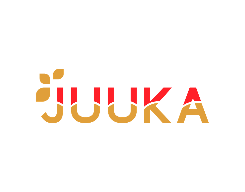 Juuan kunnan logo. Logossa lukee sana "JUUKA" isolla, tyylitellyllä fontilla. Kirjaimet ovat vaakasuunnassa ja koostuvat kahdesta väristä, punaisesta (yläosa) ja kultaisenruskeasta (alaosa), jotka limittyvät. J-kirjaimen yläpuolella on kaksi pientä, kultaisenruskeaa, tyyliteltyä lehteä tai itua. Logo on mustalla taustalla.