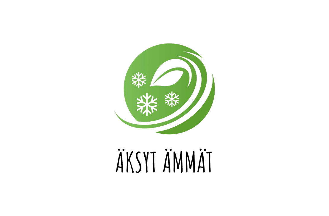 Äksyt Ämmät -yrityksen logo. Logon yläosassa on pyöreä, vihreä tunnus, joka edustaa luontoa ja liikettä. Tunnuksessa on valkoinen, tyylitelty lehti ja kolme lumihiutaletta, joiden ympärillä kiertää valkoisia aaltoilevia viivoja. Lumihiutaleet viittaavat talveen tai luonnonolosuhteisiin. Tunnuksen alapuolella lukee isolla, mustalla, leikkisällä, käsinpiirretyllä fontilla teksti "ÄKSYT ÄMMÄT".