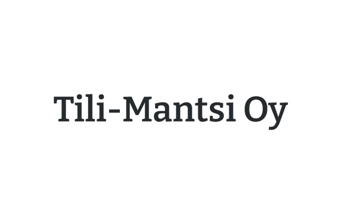 Tili-Mantsi Oy -yrityksen logo. Logossa on tummanharmaa teksti "Tili-Mantsi Oy" isolla, paksulla serif-fontilla. Logo on sijoitettu mustalle taustalle.