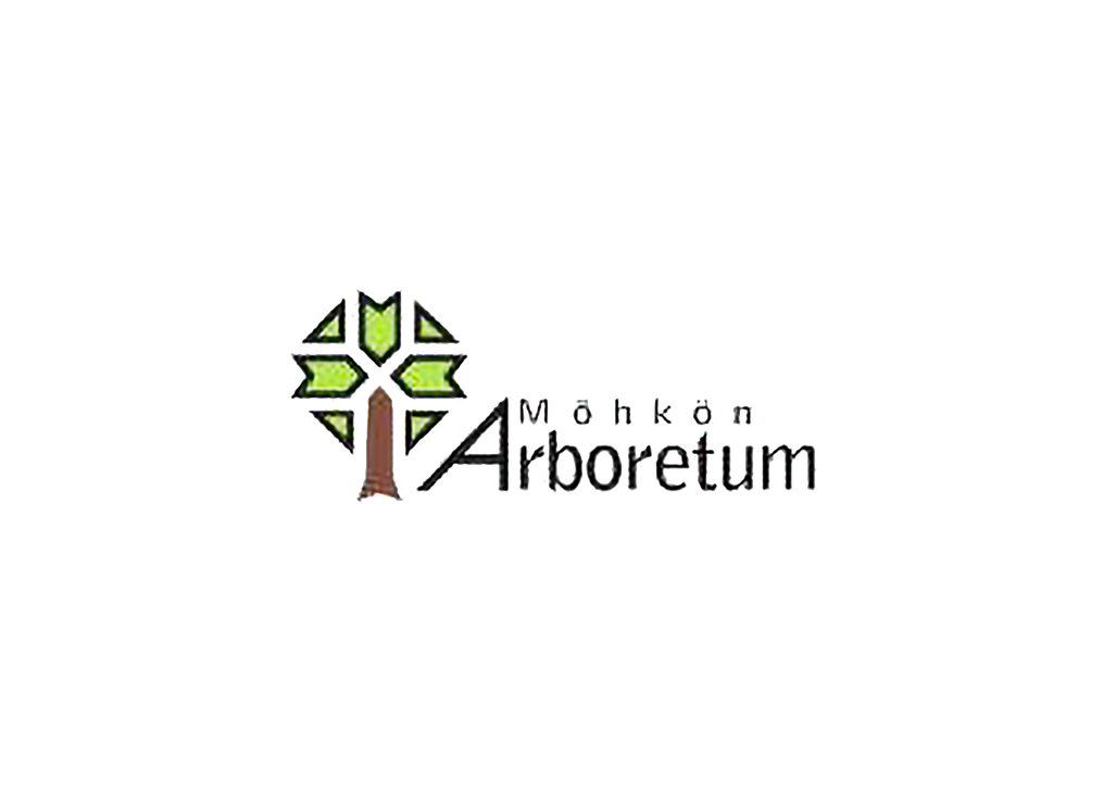 Möhkön Arboretum -logo, jossa on tyylitelty, geometrinen puu-kuvake. Puun runko on ruskea, ja latvus koostuu vaaleanvihreistä, kolmion muotoisista lehdistä. Kuvan oikealla puolella on mustalla teksti "Arboretum" ja sen yläpuolella pienemmällä fontilla teksti "Möhkön". Logo on valkoisella neliöpohjalla, jota ympäröi musta tausta.
