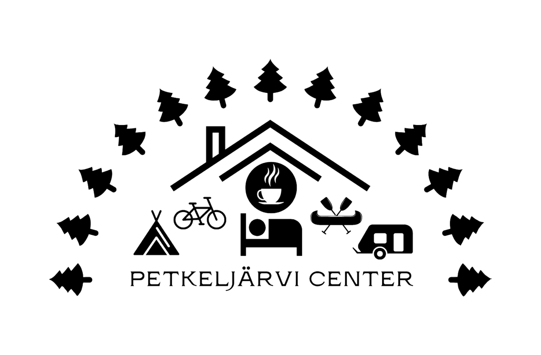 Petkeljärvi Center -palveluiden logo. Logo on mustavalkoinen. Keskellä on tyylitelty harjakattoinen talon ääriviiva, jonka sisällä on useita mustia palvelusymboleja: sänky (majoitus), höyryävä kahvikuppi, polkupyörä, asuntovaunu/matkailuauto, mela ja kanootti (melonta) sekä teltta. Katon yläpuolella on kaareva rivi kuusipuiden siluetteja. Alhaalla lukee isolla, mustalla fontilla teksti "PETKELJÄRVI CENTER".